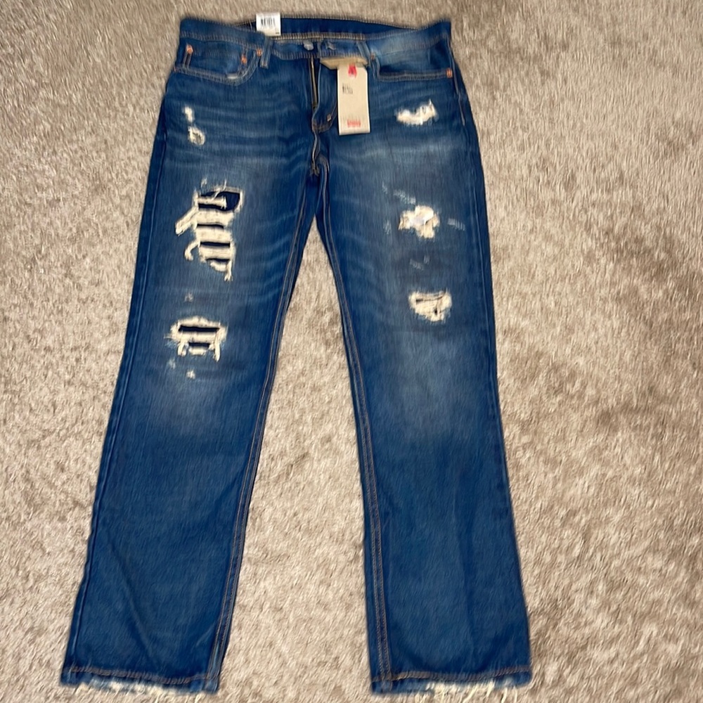 Levi’s distressed jeans 🔥